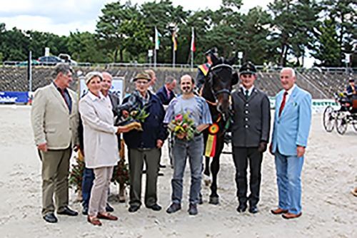 Pokal für den Champion SW vergeben